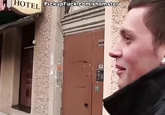 Die vollbusige Brünette hat fickfilme frei einen rosa Dildo, mit dem sie sich selbst fickt