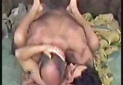 Solo- Mädchen, das Spaß vor einem geile fickfilme Spiegel hat