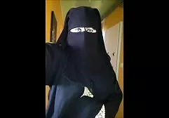 Geck zieht ein alte fickfilme japanisches Mädchen mit einer haarigen Muschi