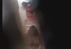 Brunette saugt perfekt das elastische Element, das ein Einsatz ist deutsche gratis fickfilme