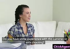 Zuerst demonstriert eine Schokoladenschönheit erotisch ihren Charme, so dass ein männlicher Schwanz lang und fest wird, und dann sitzt ihr molliger süßer Mund sanft auf einem hohen Koffer und gibt kostenlose deutsche fickfilme ihm einen langen, verrückten, angenehmen Blowjob