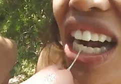 Schöne Schlampe zeigte ihre Brüste und pornofickfilme Höschen