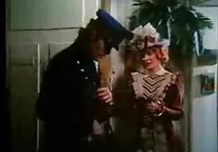 Hübsche Schlampe mit einem Mitglied zwischen den Beinen saugt einen deutsche kostenlose fickfilme Freund