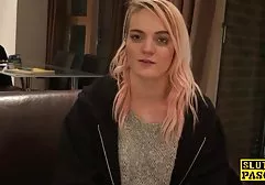 Das alte fickfilme süße Luder bläst auf den Knien und schluckt ein fremdes Sperma