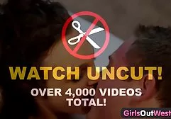 Die rothaarige Hündin ging zur Universität, wo eine Bande verdorbener Lesben alle antrieb, die Hündin wollte ein gratisfickfilm Teil von ihnen werden, aber dafür musste sie einen harten Gangbang der ganzen Bande durchmachen, wo sie mit dicken Dildos und Strapons hart gedrückt wurde