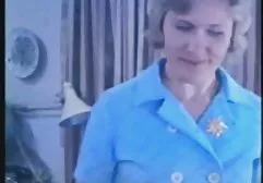 Die Frau des Barkeepers wird vor seinen Augen gefickt, aber er wird nicht nur eifersüchtig, sondern schenkt ihnen auch einen Drink ein und gesellt sich zu ihnen, um eine alte fickfilme Schlampe in zwei Gliedern zu ficken