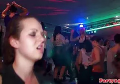 Wunderschöne Girls kostenlose deutsche fickfilme wollen unbedingt in pinke Fotzen gefickt werden. In der Wohnung gab es einen Bruder von einem von ihnen und die Freundinnen konnten nicht widerstehen und zogen ihm die Hose aus, begannen seinen Busen zu lutschen, noch aufgeregter