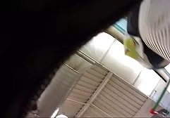 Nacktes junges Mädchen stößt mit dem Finger direkt vor der Kamera in ihre nasse fickfilme kostenfrei fleischige Muschi