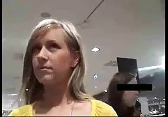 Hübsche Schlampe in rosa Höschen bekommt ihren gratisfickfilm Arsch gespannt