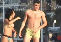 Der Ninja stieg in das Quartett einer sexy Blondine ein fickfilme free und während sie unter der Dusche war, schnüffelte er an all ihrem Höschen