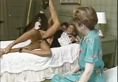 Zwei hübsche Zweige spreizen ihren Penis über ihre Schwänze fickfilme