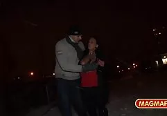 Junge Babe streichelt ihre Löcher vor der Kamera zur Musik fickfilme