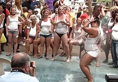 Küken lutscht gratis fickfilme de Schwanz von einem fetten Taxifahrer