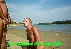 Frau fingert und saugt Ehemanns Schwanz, und er zieht kostenlose geile fickfilme vor der Kamera aus