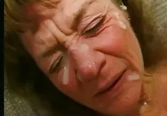 Eine gebräunte Brünette rannte auf die Toilette, wusch ihre Muschi mit kaltem Wasser und begann, ihre Muschi zu fickfilme frei streicheln