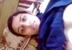 Die heiße Pornostarin Shay Laren zieht langsam ihren Badeanzug aus, zeigt ihre geile fickfilme Reize und streichelt sich vor der Kamera