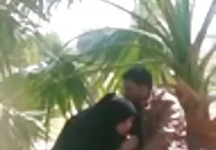 Khaki Minirock, Tanga mit einem Streifen am Arsch, ein schwarzes Thema, das ist sicherlich kein fickfilme frei Modehit, aber als diese geschmacklose Schlampe anfängt, sich vor der Kamera auszuziehen und ihren saftigen Körper bloßzustellen, vergisst man, was für eine Scheiße sie trug