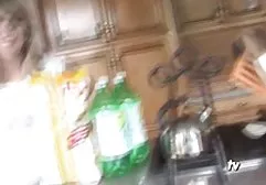 Eine junge Schlampe in der Toilette gab einem Typen einen Blowjob, ein Asiat schaute zu geile fickfilme gratis