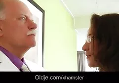 Junge Blondine lutscht kostenlose deutsche fickfilme einen riesigen schwarzen Schwanz und wird in anal gefickt