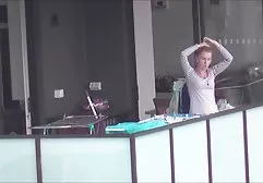 Geiler, rasierter Student masturbiert vor der Kamera! Sie ist ohne fickfilme Unterwäsche!