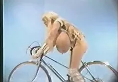 Hübsches Babe saugt Hahn und schluckt pornofickfilme cum