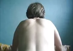 Ein Miniaturmädchen kniet auf dem Bett, ihre kleinen Brüste sind deutlich zu sehen, sie öffnet den Mund und nimmt ein Glied an der Wange, führt ihre gratis deutsche fickfilme Lippen auf den Kofferraum und klettert rittlings auf einen Mann zu