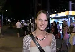 Süße, glamouröse blonde Lesben. Sie wollten ihre Briefe masturbieren, setzten sich aufs Bett, saugten leidenschaftlich ein und bekamen einen pornofickfilme Orgasmus