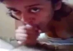 Asiatische Schönheit macht freie fickfilme einen guten Blowjob