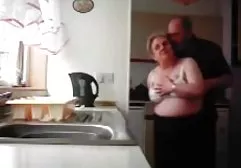 Während seine Frau mit freie deutsche fickfilme Gästen plauderte und Whisky trank, zog sich ein Mann mit einer Blondine ins Schlafzimmer zurück, wo er sie hart riss, wie eine schmutzige Hure