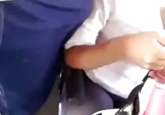 Coole Schlampe mit einem Tattoo auf ihrem Arsch saugt gekonnt geile fickfilme Schwanz