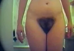 Süße Blondine mit schicken Formen dreht den Arsch alte fickfilme vor der Kamera