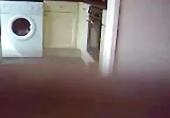 Babe in roten Dessous verführt einen Kerl und lutscht geile fickfilme seinen Schwanz