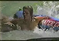 Brünette in Tanga saugt einen starken Bolzen deutsche fickfilme gratis