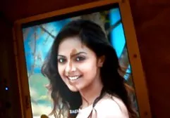 Lesbische Küsse junger Angestellter im Büro fickfilme free