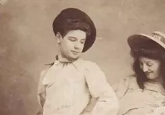 Ein junger japanischer Hengst, der eine süße Hündin mit einer fickfilme ohne anmeldung haarigen Muschi mit seiner Zunge gefickt und ihr Loch in das Loch gefingert hat, gibt ihr einen dreckigen Schwanz in den Mund, dessen Kopf die Hure wie ein Bonbon leckt